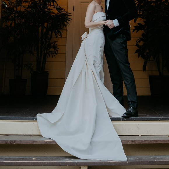 Carolina Herrera Wedding Dress - Picture 7 of 11